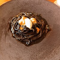 フィーコディンディア - 生ウニとリコッタチーズ添え　イカ墨ソースパスタ