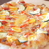 ACTWITH - 料理写真:季節の野菜ののったピザ（トマトソース、数量限定）