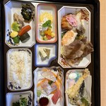 世界遺産の隠れ宿 果実の森 - 法事のお弁当？を思わせる食事
