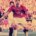 マーケットレストランAGIO - 案内されたテーブルから見えた、数々の浦和レッズの写真、どうやらオープン当時に撮ったものなどもありそうでした。