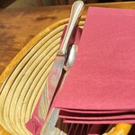 マーケットレストランAGIO - テーブルに置かれたフォークや、ナイフ、ナプキンなど、ナプキンも赤なんだなぁと、、、