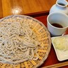 ひろしま 蕎麦人 - ①ざる蕎麦(税込900円)
蕎麦玄は馬列島産在来種《対州蕎麦》の丸抜き(殻剥き)を仕入れ、石臼挽き自家製粉した蕎麦粉で手打ち
蕎麦玄は中国南部～ヒマラヤ周辺がルーツ、縄文時代に朝鮮半島を経由し伝来