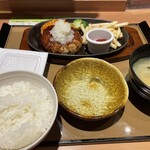 やよい軒 - 料理写真:佐野市ってラーメン屋ばっかりになってしまって、ハンバーグ定食食べられる店があんまり、ない！