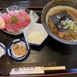 お食事処 憩 - かけそばとマグロ握りセット