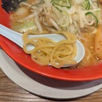 旭川味噌ラーメンばんから - 麺はやや太め