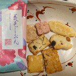 中央軒煎餅 - 料理写真:花色しおんの袋の中には、おかき、あられが１袋に７個 入っています。