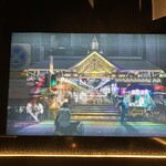 Labyrinth - エントランス入ってすぐのウェイティングエリアにあるデジタル画像。昔のホーカーズと今のホーカーズを並列させているそう。