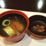 菊華荘 - お祝いなのでゴボウと人参の結びが入ったお椀。
            枝豆真丈は夏なのでメロンの模様