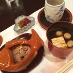 菊華荘 - 鯛の器に入ったお赤飯と富士屋ホテルならでは！？富士山型の器のお新香。お祝いづくしでした。サービスも神。