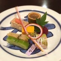 菊華荘 - 祖母の米寿祝い。
                結びの飾りと福のお皿、夏らしく涼の字の入った鈴の飾り付き！