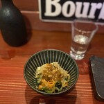 焼き鳥アポロ - お通しはごま味噌だれ和えみたいなやつ