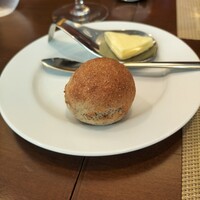 エピセ - 自家製ライ麦パン　バター感あるワインに合わせてバターを提供してくださる気配りはさすが