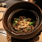 赤坂焼肉 八面六秘 - あさりとアスパラガス　和牛のしぐれ煮の土鍋