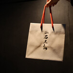 赤坂焼肉 八面六秘 - 持ち帰り -あさりとアスパラガス　和牛のしぐれ煮の土鍋