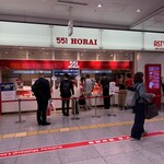 551蓬莱 - 外観(一見行列が見えないが店舗から離れた場所で行列ができている)