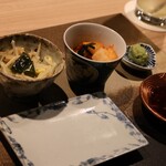 赤坂焼肉 八面六秘 - キムチとナムルの盛り合わせ、ブレンドわさび、タレ