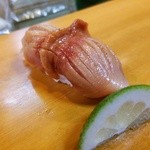 Azumazushi - 赤貝(350円)　後で貝ヒモも出てきました