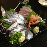 十八番 - かんぱち、赤貝、さんまの刺身盛り合わせ。
