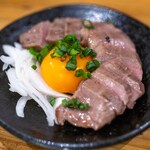 やきとん よし田 - 2025.5 豚たんタタキ卵黄のせ（550円）