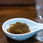 比内地鶏本格焼酎 海舟 - 2025.5 もずくとオニオンスライス（お通し）