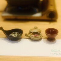 料亭 やまさ旅館 - ①【先付：前菜3種】
                    ・生血のオレンジジュース割り
                    ・酢モツ（肝臓、心臓）
                    ・エンペラの湯引き