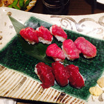 九州うまいもんと焼酎 芋蔵 - 特選馬刺しのにぎり〜赤身・ロース・霜降り〜