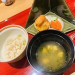 かねと - 名物おにぎりと蕗の炊き込みご飯　