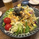 炭焼鮮家　たま鳥 - たま鳥サラダ　温泉玉子がのってる