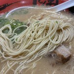 長浜ラーメン とん平  - 極細麺を使われてる
麺のバリカタは完璧