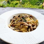 檪の丘 - 『サルシッチャと4種のキノコのペペロンチーノ（1500円税込）』