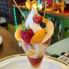 フルーツカフェ・タマル - ②おまかせフルーツパフェ(税込2,200円)
苺&枇杷&桜桃&林檎&桃&西瓜&シャインマスカット&マンゴー&ドラゴンフルーツ&マスクメロン等々にソフトクリーム
様々な種類の果物が怒涛の様に入っています