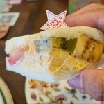フルーツカフェ・タマル - ①フルーツサンドウィッチ
《パフェ完成迄の時間待ちへのサービス》
苺&林檎&キウイ&オレンジ&バナナ、サワークリームを挟んでいます
果物の甘みを活かすため生クリームとかホイップクリームではありません