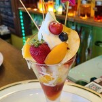 フルーツカフェ・タマル - ②おまかせフルーツパフェ(税込2,200円)
苺&枇杷&桜桃&林檎&桃&西瓜&シャインマスカット&マンゴー&ドラゴンフルーツ&マスクメロン等々にソフトクリーム
様々な種類の果物が怒涛の様に入っています