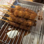 串カツ田中 下北沢店  - ニンニクホルモン串！取り敢えず10本！甘辛いタレがかかっていて、中毒性のある味と食感で何本でも行ける！しかも、これで500円！