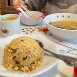 くるまやラーメン - 娘はお子さまラーメンセット。チャーハンはみんなでシェアのつもりが、ほぼ娘が食べてました