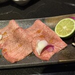 焼肉 たまき家 - 国産牛上タン薄切り（白）