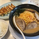 くるまやラーメン - ねぎ味噌チャーシュー（4枚）は税込1410円。餃子（6個）は単品で税込420円