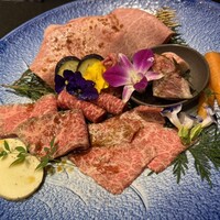 焼肉 たまき家 - 田村牛5種盛り合せ　◎
                （上から時計回りに ザブトン、中落ちカルビ、ミスジ、イチボ、カメノコ）