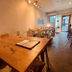 ビストロカフェコッコ - 内観写真:6名テーブル席 1/4名テーブル席2/2名テーブル席1/カウンター2名席2