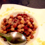 ピータース - お豆のサラダ（580円）は、キドニービーンズとひよこ豆をオリーブオイルとニンニクで和えたもの。味自体は悪くないがなんというか普通。さらにいかんせん量が多い(；´∀｀)。