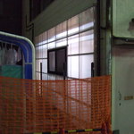 田中家 - 外壁は一部損傷。透明のトタン板へ