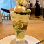 100本のスプーン TOYOSU - てっぺんのお団子はマシュマロ　パフェスプーンに載せるには大きすぎて、でもスプーンではちぎれなくて最後まで残して底に沈めてちぎりました。それが正解なのかも？