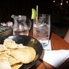 RIN - 料理写真:カクテルはジンらリッキーオツマミはポテトチップス。分厚い！
