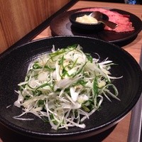 焼肉ホルモン 稲田 - 九条ネギと長葱のサラダ 