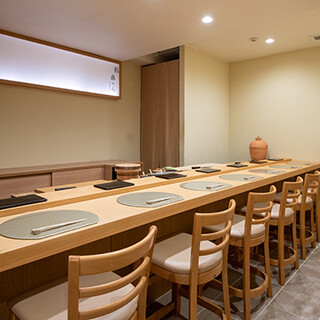 接待や美食家の集いに◎カウンター7席のみの落ち着いた空間