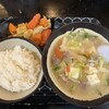 波路 - みそ汁ですが、ご飯とおかずがついています。