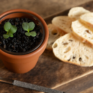 お酒のアテにぴったり。盛り付けにもこだわった創作料理