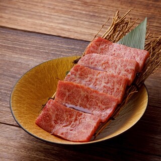 熟練の目利きが選ぶ極上の一枚。「A5ランク特上カルビ」の真価