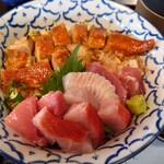 料亭 花月 - アップ（手前の刺身は左からキハダマグロ、沖鰆、本まぐろ、皮目の赤い最手前のものは金目鯛）