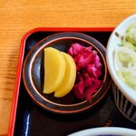 やぶ善 - 箸休めのお漬物は、二種盛りたっぷりで嬉しい。
